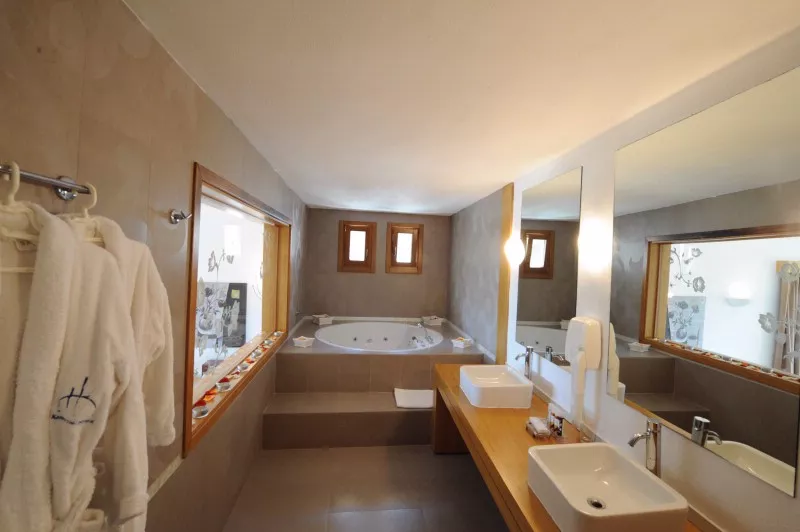 Tiara Holidays - Kanapitsa Mare Hotel - superior suite bathroom